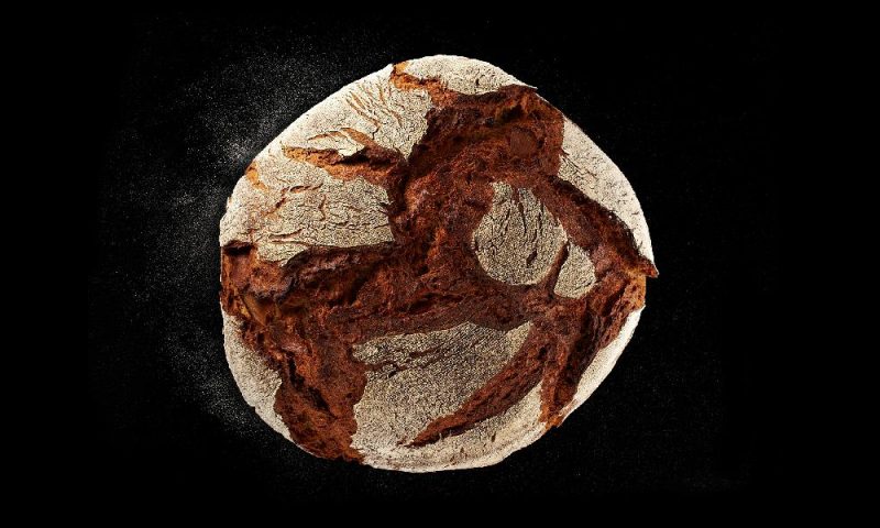 Holzofenbrot der Bäckerei Mareis auf schwarzem Hintergrund.