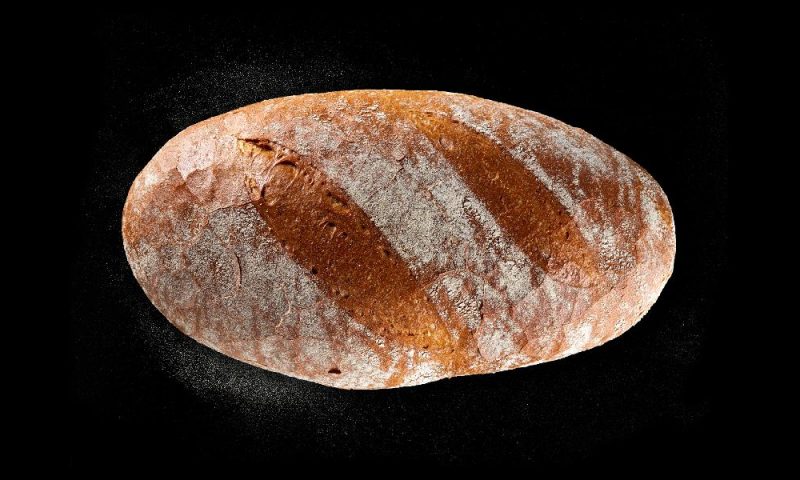 Buttermilchbrot der Bäckerei Mareis auf schwarzem Hintergrund.