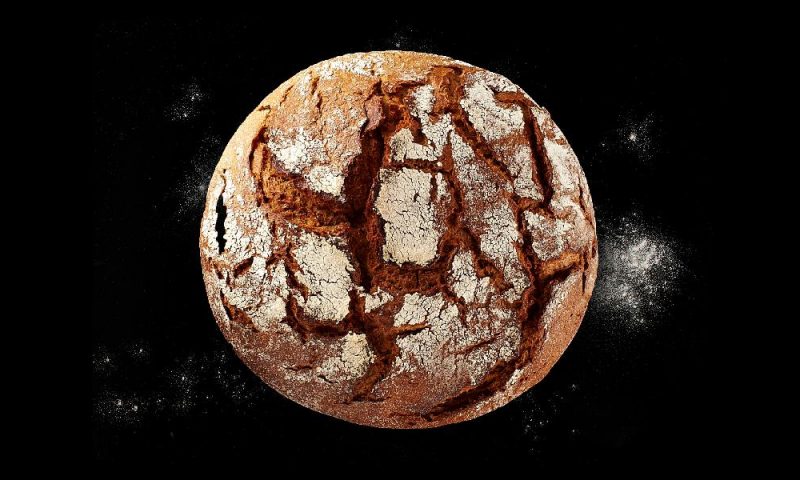 Bauernbrot der Bäckerei Mareis auf schwarzem Hintergrund.