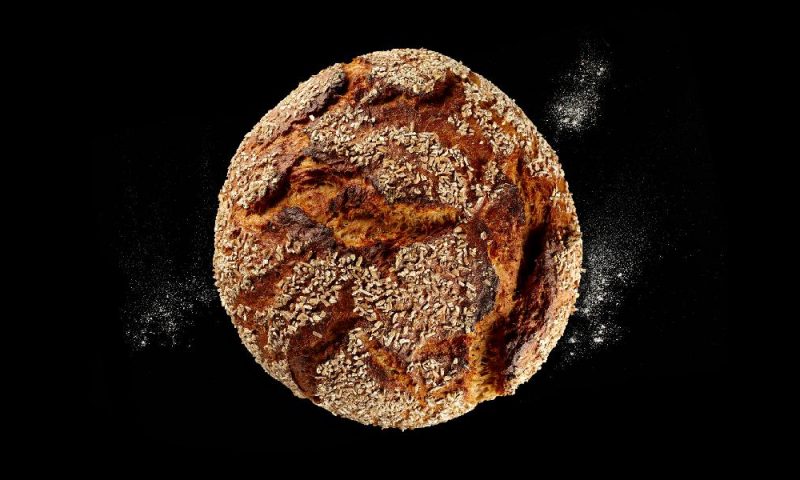 Bierbrot der Bäckerei Mareis auf schwarzem Hintergrund.