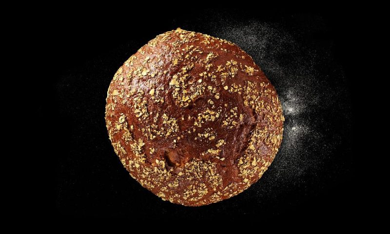 Kartoffelbrot der Bäckerei Mareis auf schwarzem Hintergrund.