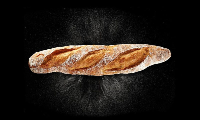 Steinofenbaguette der Bäckerei Mareis auf schwarzem Hintergrund.