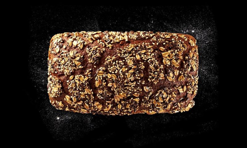 Dingel-Roggen-Vollkorn-Brot der Bäckerei Mareis auf schwarzem Hintergrund.
