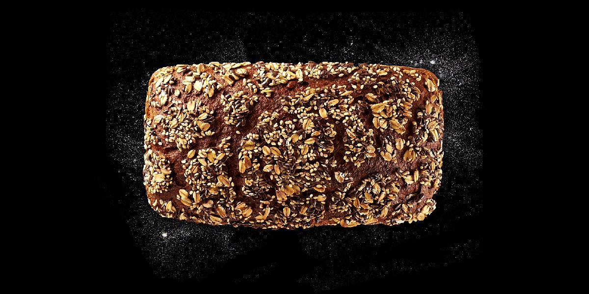 Dingel-Roggen-Vollkorn-Brot der Bäckerei Mareis auf schwarzem Hintergrund.