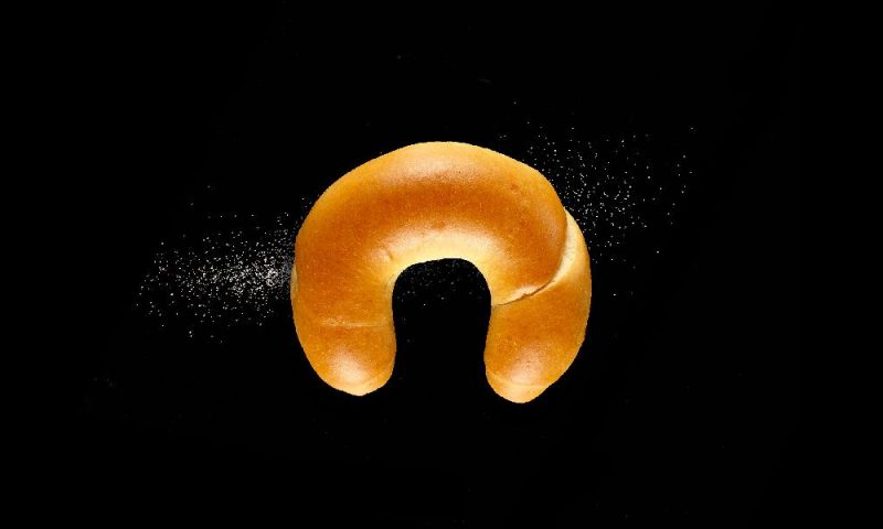 Milch-Hörnchen der Bäckerei Mareis auf schwarzem Hintergrund.