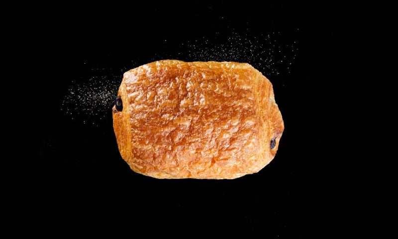 Schoko-Croissant der Bäckerei Mareis auf schwarzem Hintergrund.