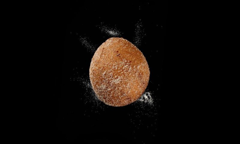 Quarkini der Bäckerei Mareis auf schwarzem Hintergrund.