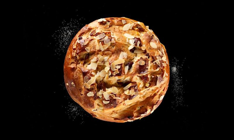 Osterfladen der Bäckerei Mareis auf schwarzem Hintergrund.