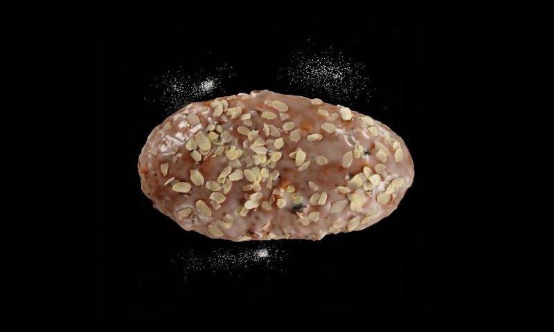 Osterbrot der Bäckerei Mareis auf schwarzem Hintergrund.