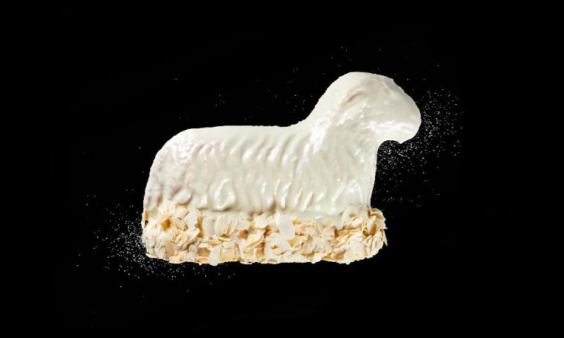 Weisess Osterlamm der Bäckerei Mareis auf schwarzem Hintergrund.