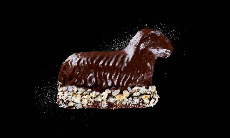 Das Schoko Osterlamm der Bäckerei Mareis auf schwarzem Hintergrund.