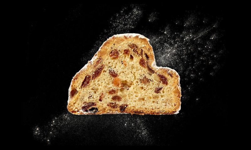 Der Butterstollen der Bäckerei Mareis auf schwarzem Hintergrund.