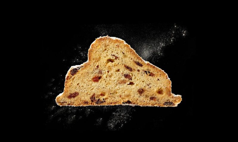 Der Trausnitz-Stollen der Bäckerei Mareis auf schwarzem Hintergrund.